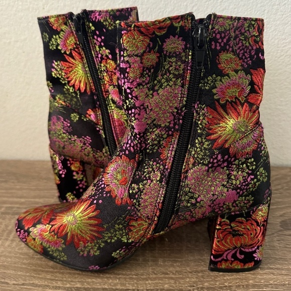 Steve Madden Sania-V Booties, Black Floral Jacquard, Size 6 - Picture 3 of 7